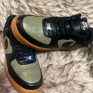 Nike AIR FORCE 1 Men's Black and Green Sneakers with Gum Sole Sz 9.5
